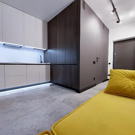 Малоголосівська 12, Deluxe